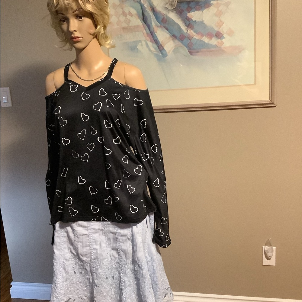 Emery Rose top medium cold shoulder style navy and white